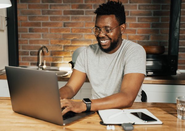 Équiper son bureau : ordinateurs, imprimantes et consommables